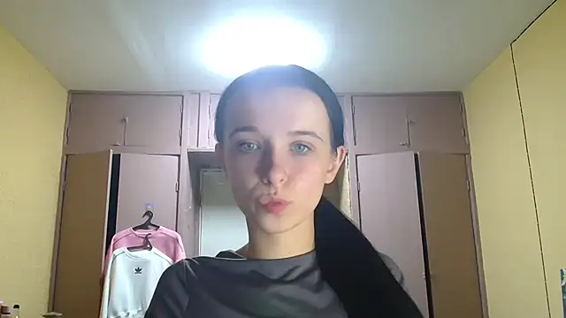 Snapshot of Emilia_Light chatting on October 2025 06:39:01 PM Emilia Light online show from October 2025 06:39:01 PM