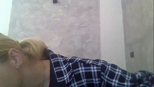 Snapshot of GoldenAngelMilf chatting on April 2026 01:23:01 PM GoldenAngelMilf online show from April 2026 01:23:01 PM