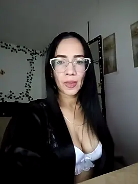 Snapshot of YaraDuartee chatting on October 2025 10:08:02 PM YaraDuartee online show from October 2025 10:08:02 PM