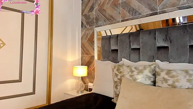 Snapshot of NaylaGrey chatting on October 2025 12:05:01 PM NaylaGrey online show from October 2025 12:05:01 PM