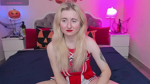 Snapshot of CamillaDreamer chatting on October 2025 03:34:01 PM CamillaDreamer online show from October 2025 03:34:01 PM