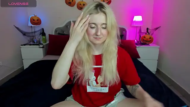 Snapshot of CamillaDreamer chatting on October 2025 02:50:02 PM CamillaDreamer online show from October 2025 02:50:02 PM