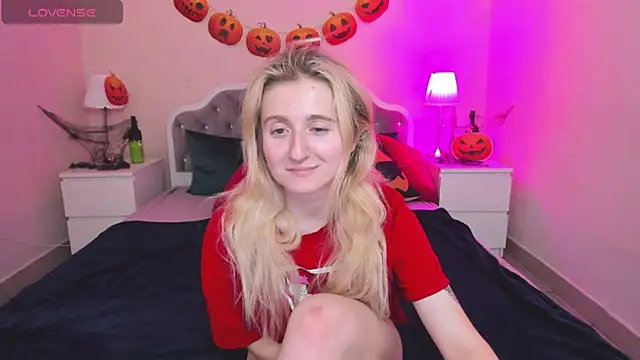 Snapshot of CamillaDreamer chatting on October 2025 05:52:01 PM CamillaDreamer online show from October 2025 05:52:01 PM