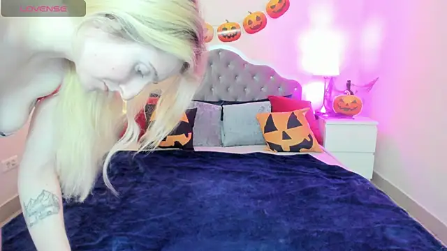 Snapshot of CamillaDreamer chatting on November 2025 04:42:01 PM CamillaDreamer online show from November 2025 04:42:01 PM