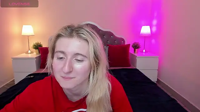 Snapshot of CamillaDreamer chatting on November 2025 04:41:02 PM CamillaDreamer online show from November 2025 04:41:02 PM