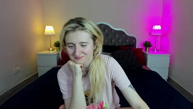 Snapshot of CamillaDreamer chatting on November 2025 05:57:02 PM CamillaDreamer online show from November 2025 05:57:02 PM