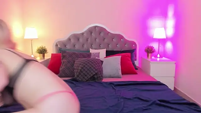 Snapshot of CamillaDreamer chatting on November 2025 06:19:01 PM CamillaDreamer online show from November 2025 06:19:01 PM