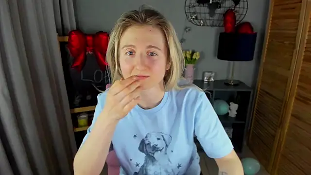 Snapshot of CamillaDreamer chatting on February 2026 01:18:02 AM CamillaDreamer online show from February 2026 01:18:02 AM