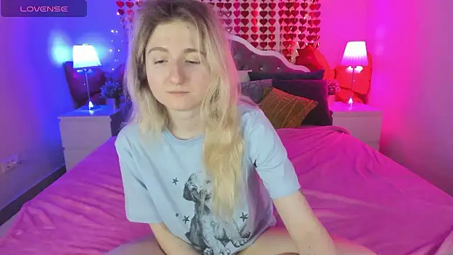 Snapshot of CamillaDreamer chatting on February 2026 09:24:02 PM CamillaDreamer online show from February 2026 09:24:02 PM