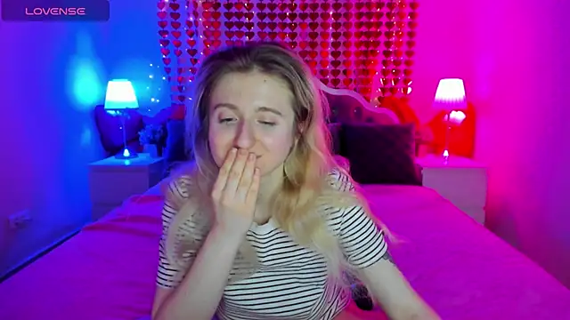 Snapshot of CamillaDreamer chatting on March 2026 07:32:01 PM CamillaDreamer online show from March 2026 07:32:01 PM