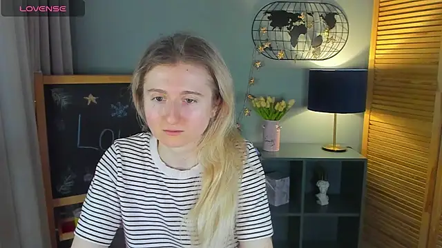 Snapshot of CamillaDreamer chatting on March 2026 12:52:02 AM CamillaDreamer online show from March 2026 12:52:02 AM