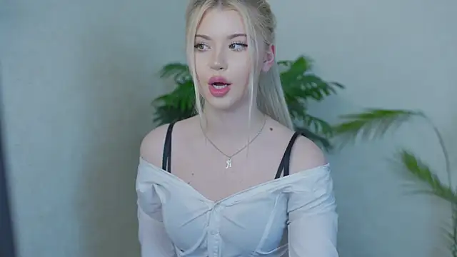 Snapshot of AshleyNikoo chatting on October 2025 04:49:01 PM AshleyNikoo online show from October 2025 04:49:01 PM