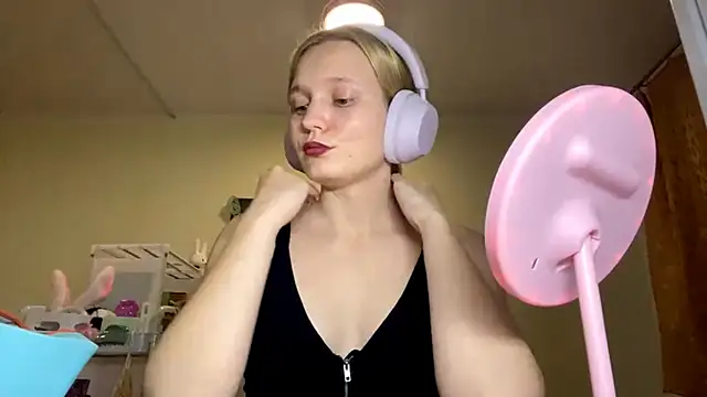 Snapshot of xX_Looola_Xx chatting on October 2025 05:25:01 PM xX Looola Xx online show from October 2025 05:25:01 PM