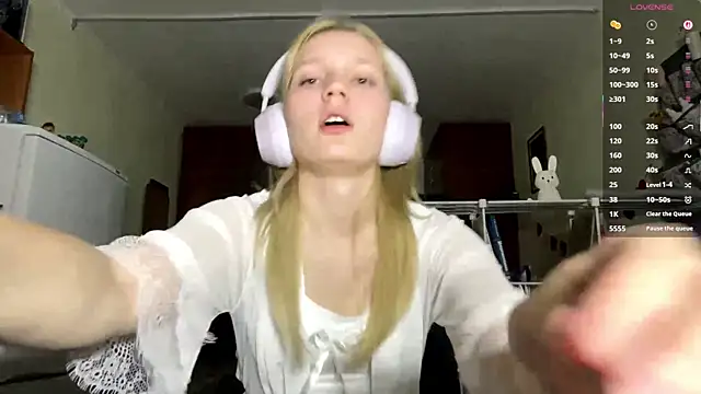 Snapshot of xX_Looola_Xx chatting on October 2025 03:05:02 PM xX Looola Xx online show from October 2025 03:05:02 PM