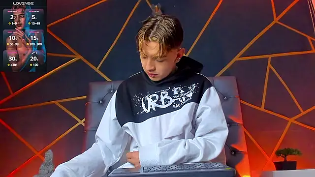 Lian Miller1  online show from January 2026 12:11:01 PM