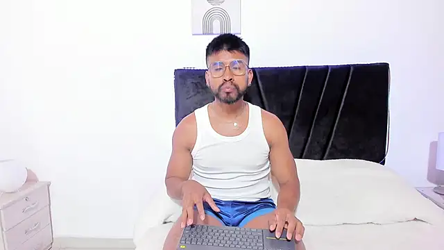 Taylormaccurdy  online show from November 2025 02:27:01 PM