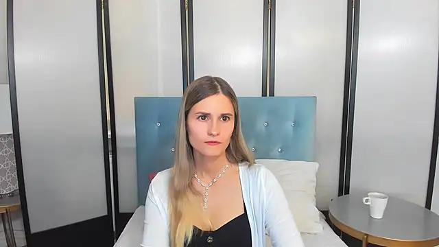 Snapshot of CatrinAmore chatting on October 2025 02:18:01 PM CatrinAmore online show from October 2025 02:18:01 PM