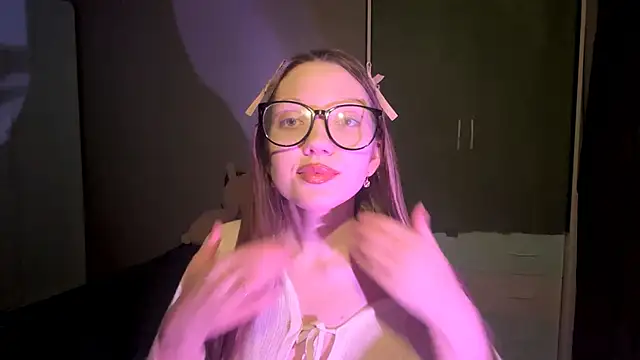 Snapshot of EmiIyKitty chatting on November 2025 07:24:01 PM EmiIyKitty online show from November 2025 07:24:01 PM