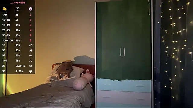 EmiIyKitty online show from December 2025 06:48:02 PM