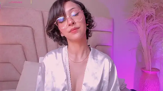 lyalee online show from November 2025 07:14:02 PM