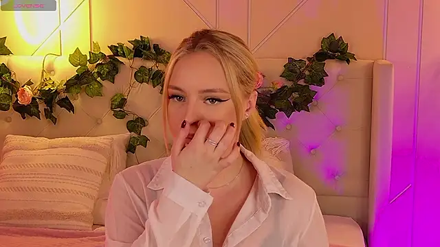 Snapshot of EllyLinn chatting on February 2026 05:11:02 PM EllyLinn online show from February 2026 05:11:02 PM