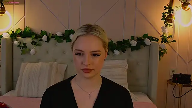 Snapshot of EllyLinn chatting on April 2026 05:06:01 PM EllyLinn online show from April 2026 05:06:01 PM