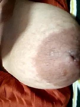 Snapshot of Hotmommax chatting on October 2025 05:22:02 PM Hotmommax online show from October 2025 05:22:02 PM