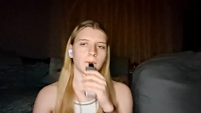 LynteriLain online show from October 2025 08:08:02 PM