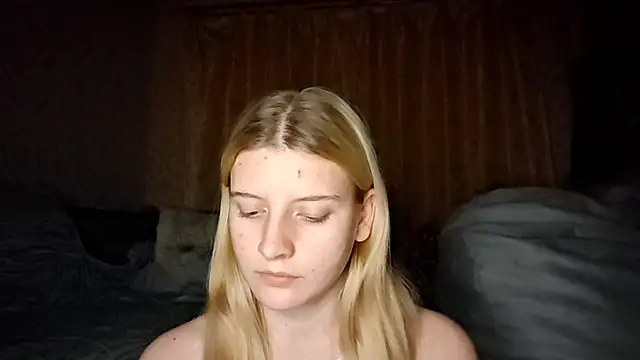 LynteriLain online show from October 2025 08:31:01 PM