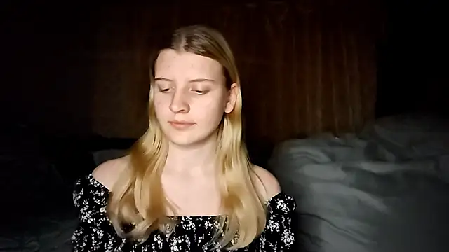 LynteriLain online show from October 2025 08:21:02 PM