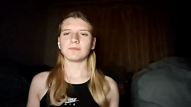 LynteriLain online show from October 2025 09:39:01 PM