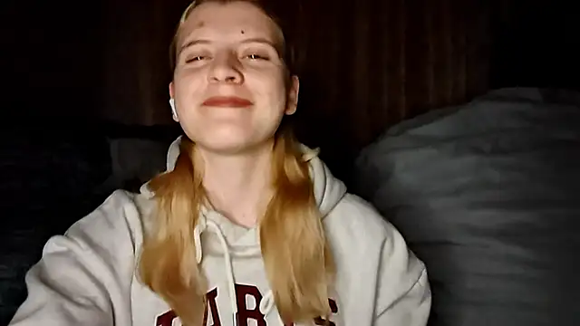 LynteriLain online show from October 2025 08:20:01 PM