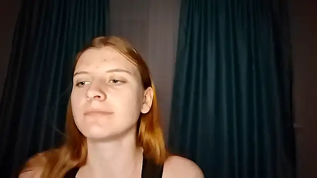 LynteriLain online show from November 2025 07:38:02 PM