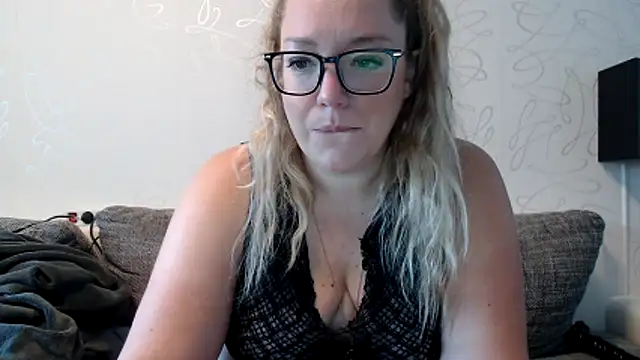 Snapshot of KittyClit chatting on November 2025 09:20:01 AM KittyClit online show from November 2025 09:20:01 AM