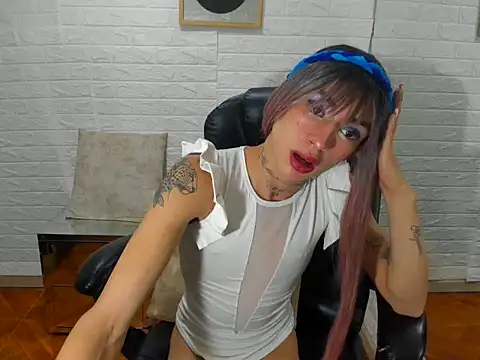 Snapshot of Mila_Leon chatting on November 2025 01:40:02 AM Mila Leon online show from November 2025 01:40:02 AM