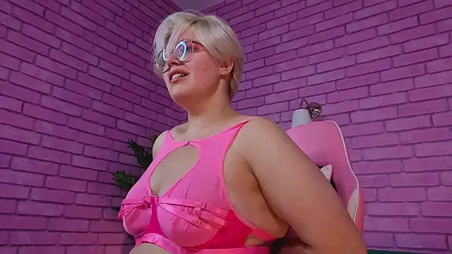 Snapshot of DominiqueSweetie chatting on October 2025 09:20:01 AM DominiqueSweetie online show from October 2025 09:20:01 AM