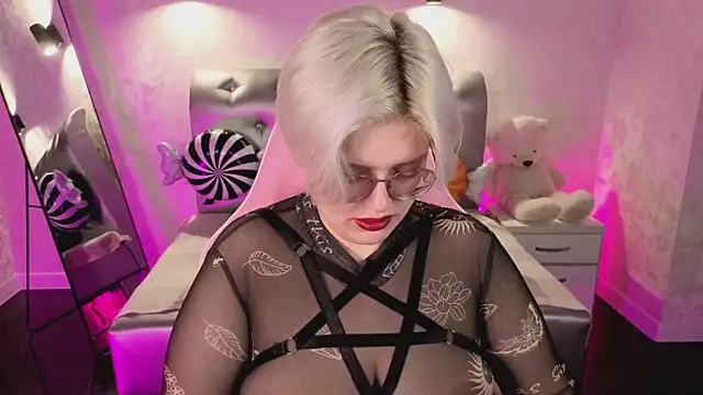 Snapshot of DominiqueSweetie chatting on October 2025 09:21:02 AM DominiqueSweetie online show from October 2025 09:21:02 AM