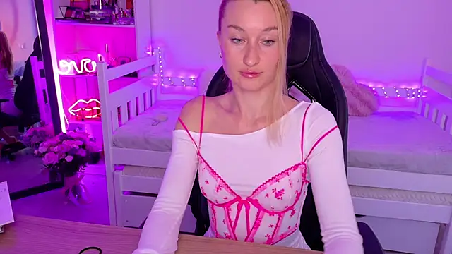 Snapshot of MysticRoxanne chatting on January 2026 01:39:01 PM MysticRoxanne online show from January 2026 01:39:01 PM