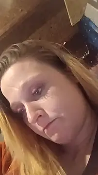 Queen2454 online show from March 2026 12:09:01 PM