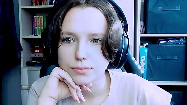 Snapshot of Diana-back chatting on October 2025 06:22:02 AM Diana-back online show from October 2025 06:22:02 AM