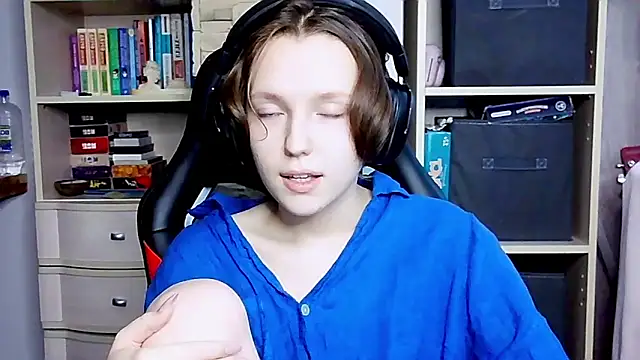 Snapshot of Diana-back chatting on October 2025 07:40:02 AM Diana-back online show from October 2025 07:40:02 AM