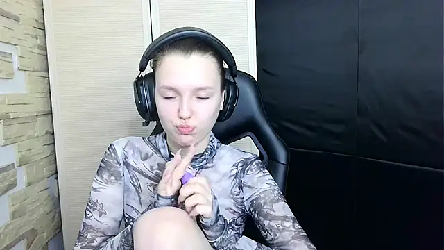 Snapshot of Diana-back chatting on November 2025 11:54:01 AM Diana-back online show from November 2025 11:54:01 AM