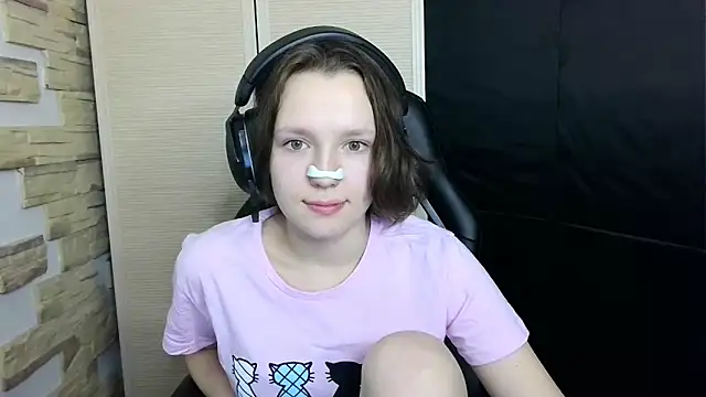 Snapshot of Diana-back chatting on November 2025 12:26:01 PM Diana-back online show from November 2025 12:26:01 PM