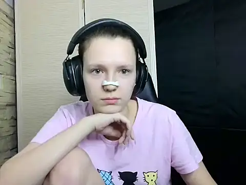 Snapshot of Diana-back chatting on November 2025 01:18:02 PM Diana-back online show from November 2025 01:18:02 PM