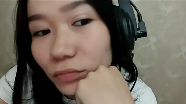 Snapshot of YukiShaapan chatting on October 2025 10:45:01 AM YukiShaapan online show from October 2025 10:45:01 AM