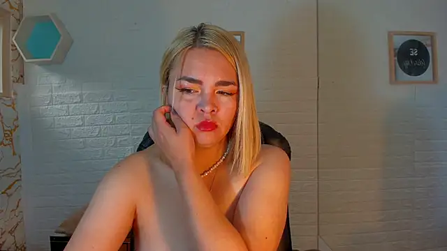 Snapshot of Eily_Blunts chatting on October 2025 12:50:01 PM Eily Blunts online show from October 2025 12:50:01 PM