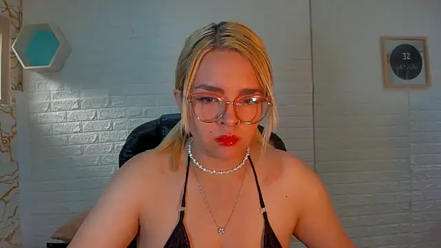 Snapshot of Eily_Blunts chatting on October 2025 12:49:02 PM Eily Blunts online show from October 2025 12:49:02 PM