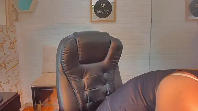 Snapshot of Eily_Blunts chatting on October 2025 07:35:02 PM Eily Blunts online show from October 2025 07:35:02 PM