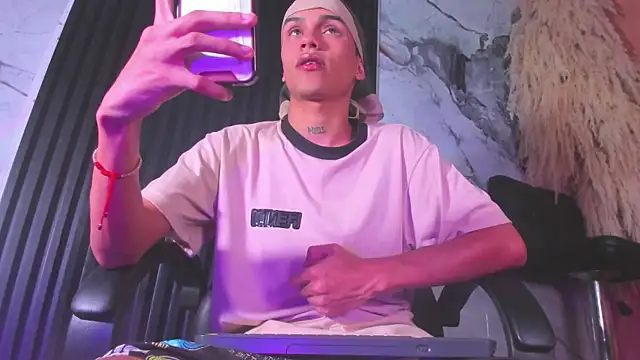 Snapshot of milo_crave chatting on October 2025 07:18:01 PM milo crave online show from October 2025 07:18:01 PM