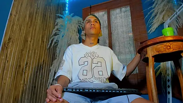 Snapshot of milo_crave chatting on October 2025 07:37:02 PM milo crave online show from October 2025 07:37:02 PM